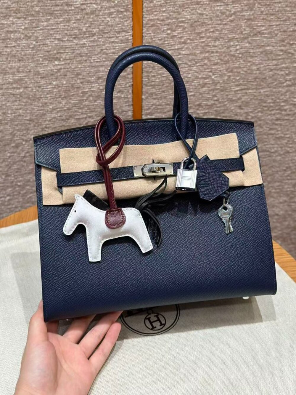 Classic Hermes Bag: A Stylish and Versatile Choice for Elegance